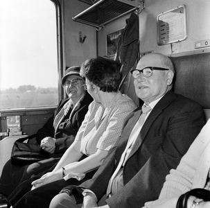 849033 Afbeelding van reizigers in een een coupé van een trein.N.B. Het gaat hier om personeelsleden van de dienst van ...
